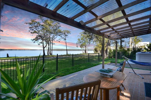 Parkway Lakehouse - Perths Hotel 0