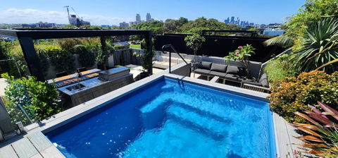 Penthouse Perfection With Private Rooftop Pool - Perths Hotel 0