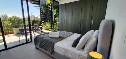 Penthouse Perfection With Private Rooftop Pool - Perths Hotel 3