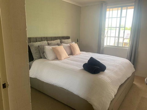 Plush 2 Bedroom Apartment Kingston - Perths Hotel 1