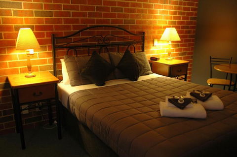 Poachers Paradise - Perths Hotel 2