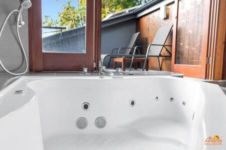 Pole Home In Paradise @ Kuranda - Perths Hotel 3