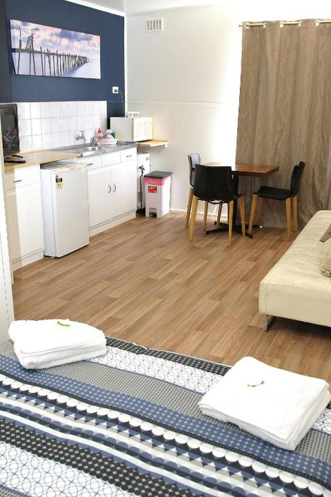 Port Lincoln Caravan Park - Perths Hotel 3