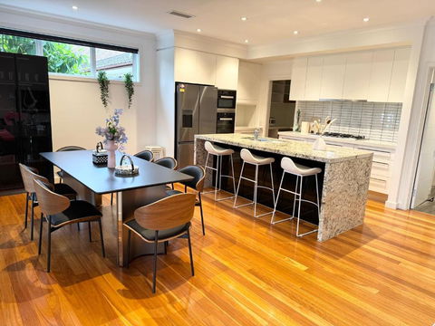 Quite Luxurious House With Pool 220m To Railway Station - Perths Hotel 3