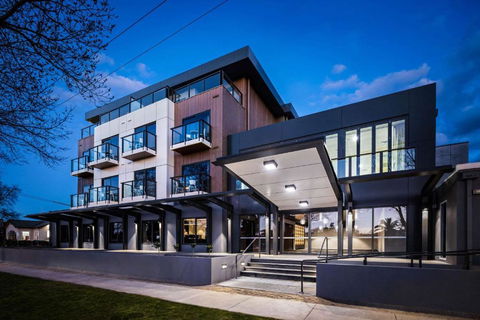 Quality Hotel Lakeside - Perths Hotel 0