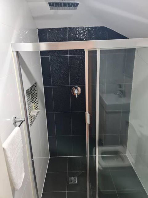 Private & Cosy Two Storey Guest House - Perths Hotel 3