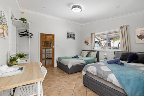 Quadruple Ensuite Room - Nearby Stations & Shops - Perths Hotel 0