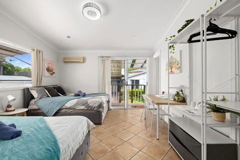 Quadruple Ensuite Room - Nearby Stations & Shops - Perths Hotel 1