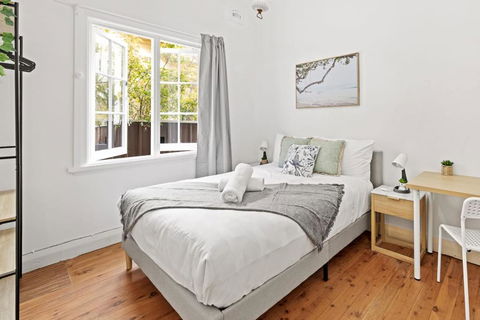 Quaint Double Room - Seconds To Shops & Eateries - Shared Bathroom - Perths Hotel 0