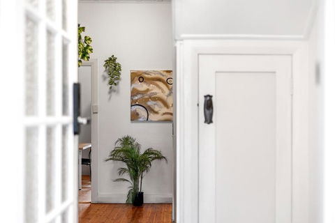 Quaint Double Room - Seconds To Shops & Eateries - Shared Bathroom - Perths Hotel 3