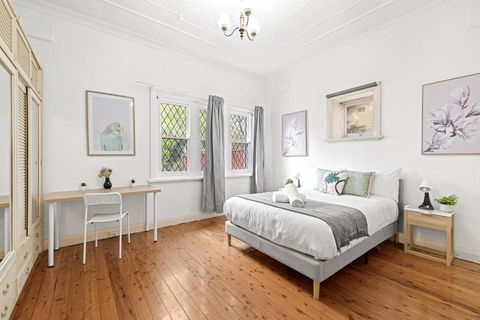 Quaint Double Room - Seconds To Shops & Eateries - Shared Bathroom - Perths Hotel 1