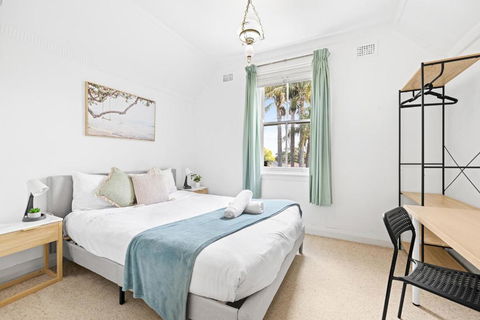 Quaint Double Room - Seconds To Shops & Eateries - Shared Bathroom - Perths Hotel 2