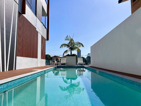 Quiet Family Paradise In Surfers - Perths Hotel 0