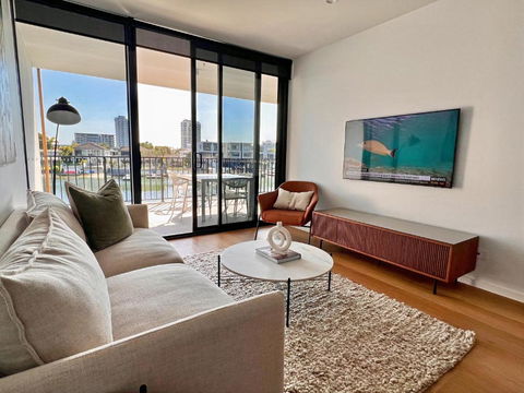 Quiet Family Paradise In Surfers - Perths Hotel 3