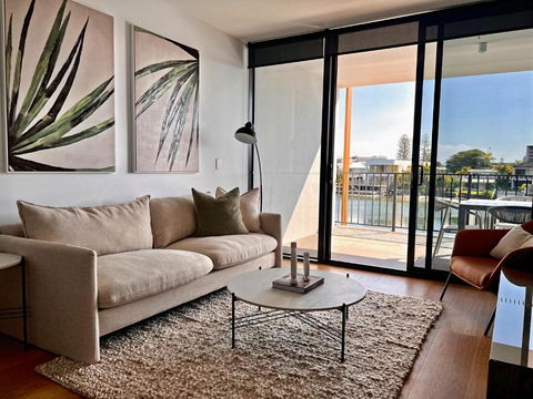 Quiet Family Paradise In Surfers - Perths Hotel 2