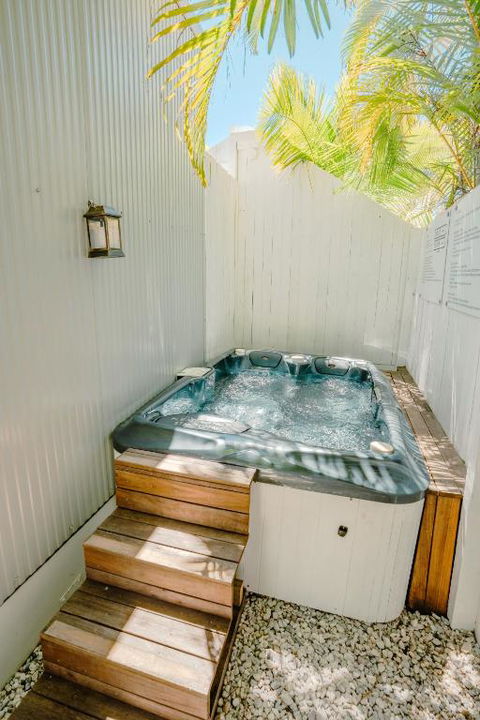 Private Outdoor Spa, Fire Pit, Cinema Room - THE COTTAGE COOLUM BEACH - Perths Hotel 0
