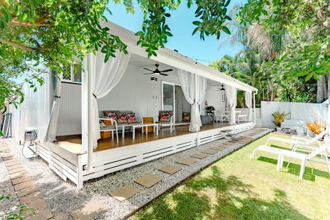 Private Outdoor Spa, Fire Pit, Cinema Room - THE COTTAGE COOLUM BEACH - Perths Hotel 2