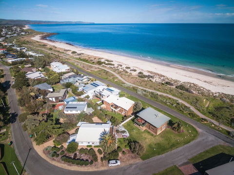 At The Beach - 54 Elizabeth Crescent - Perths Hotel 0