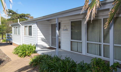 At The Beach - 54 Elizabeth Crescent - Perths Hotel 1