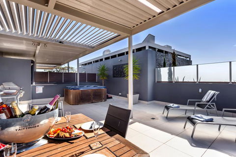 Aura 13 - Shoal Bay - Perths Hotel 2