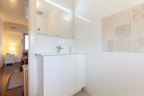 B7 Close To UWA, Swan River, Cafes And The New Children's Hospital - Perths Hotel 0