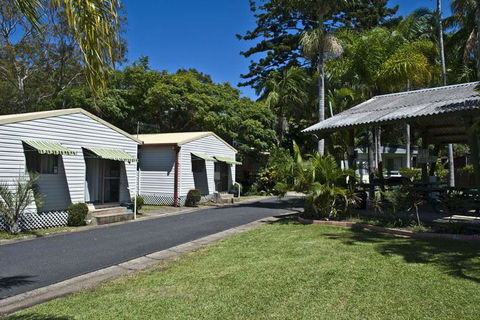 Banana Coast Caravan Park - Perths Hotel 1