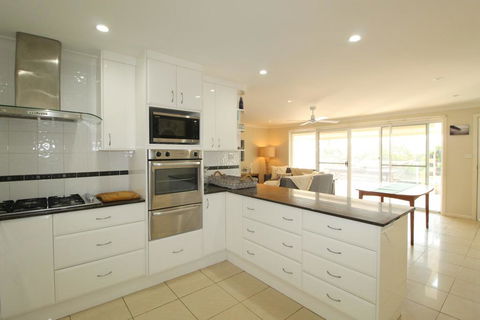 Barefoot, 32 Skyline Crescent, Crescent Head - Perths Hotel 2