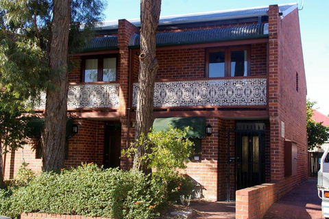 Barker Road - Perths Hotel 0