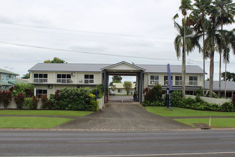 Barrier Reef Motel Innisfail - Perths Hotel 1