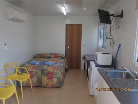 Batchelor Holiday Park - Perths Hotel 3