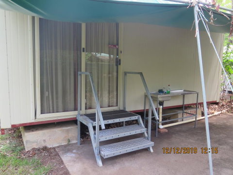 Batchelor Holiday Park - Perths Hotel 2