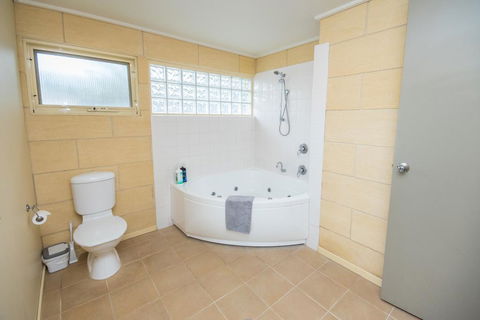Bayview No 1 - Next To The Beach! - Perths Hotel 2