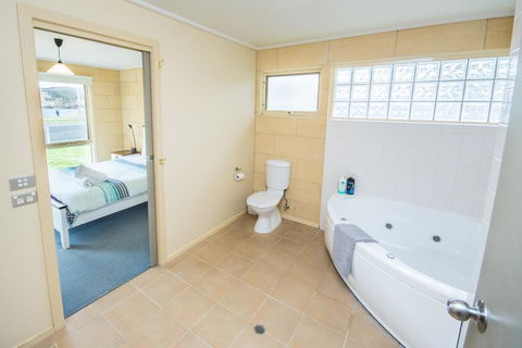 Bayview No 1 - Next To The Beach! - Perths Hotel 1