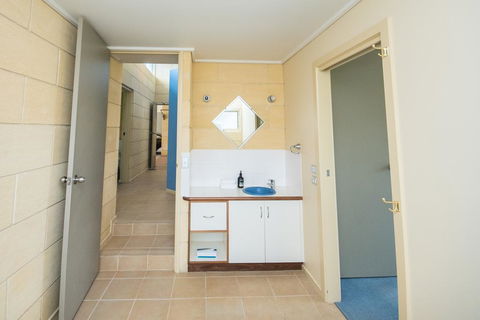 Bayview No 1 - Next To The Beach! - Perths Hotel 3