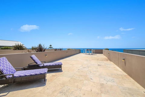 Beach And Ocean Front Penthouse With Wifi And Parking - Perths Hotel 3