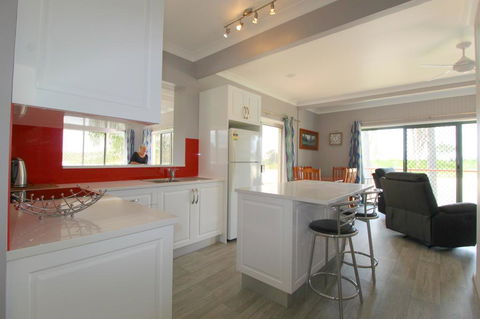 Beachfront 6, 25 Willow Street - Perths Hotel 3