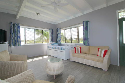 Beachfront 6, 25 Willow Street - Perths Hotel 1