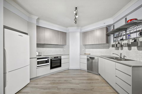 Beachfront Luxury 3 Bedroom In The Heart Of Surfers Paradise - Ocean Views Plus Indoor/outdoor Pool - Perths Hotel 1