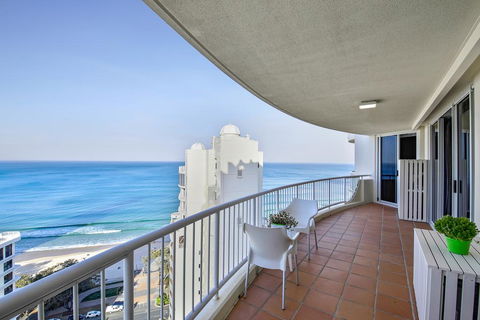 Beachfront Luxury 3 Bedroom In The Heart Of Surfers Paradise - Ocean Views Plus Indoor/outdoor Pool - Perths Hotel 3