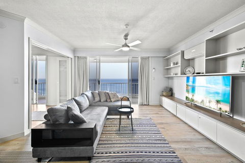 Beachfront Luxury 3 Bedroom In The Heart Of Surfers Paradise - Ocean Views Plus Indoor/outdoor Pool - Perths Hotel 0