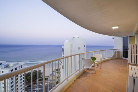 Beachfront Luxury 3 Bedroom In The Heart Of Surfers Paradise - Ocean Views Plus Indoor/outdoor Pool - Perths Hotel 2