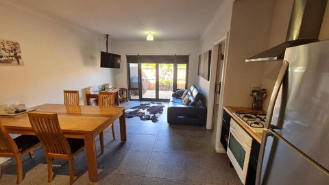 Red Ochre - Large Apartment With Private Courtyard - Perths Hotel 1