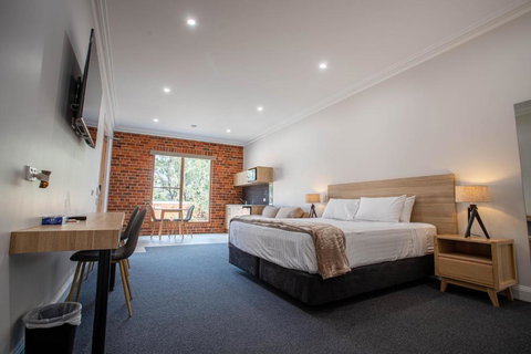 Red Waratah Accommodation - Perths Hotel 2