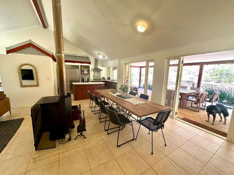 Redtail House - Carlotta - Perths Hotel 3