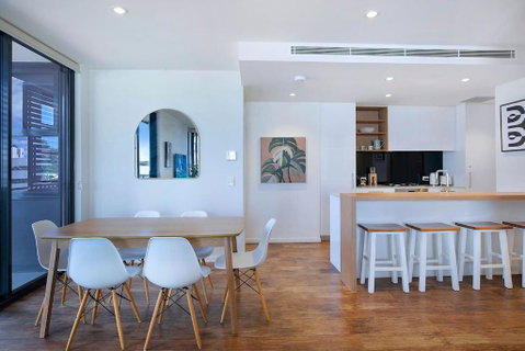 Regatta Hideaway - A Breezy Balcony Residence - Perths Hotel 2