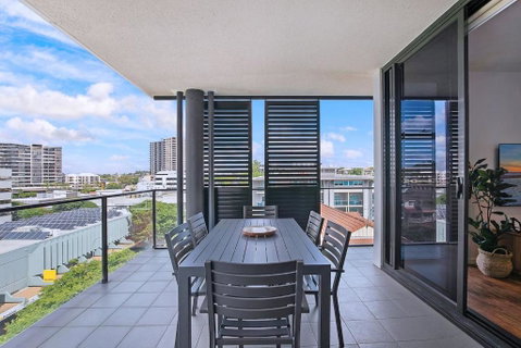 Regatta Hideaway - A Breezy Balcony Residence - Perths Hotel 1