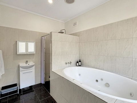 Relax At Gossan - Perths Hotel 2