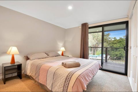 Relax At Goughs Bay - Perths Hotel 1