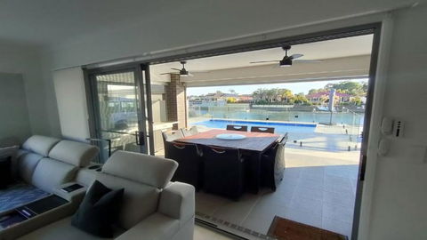 Relax Poolside By The Canal - Perths Hotel 0