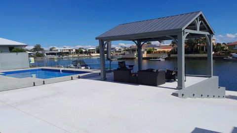 Relax Poolside By The Canal - Perths Hotel 1